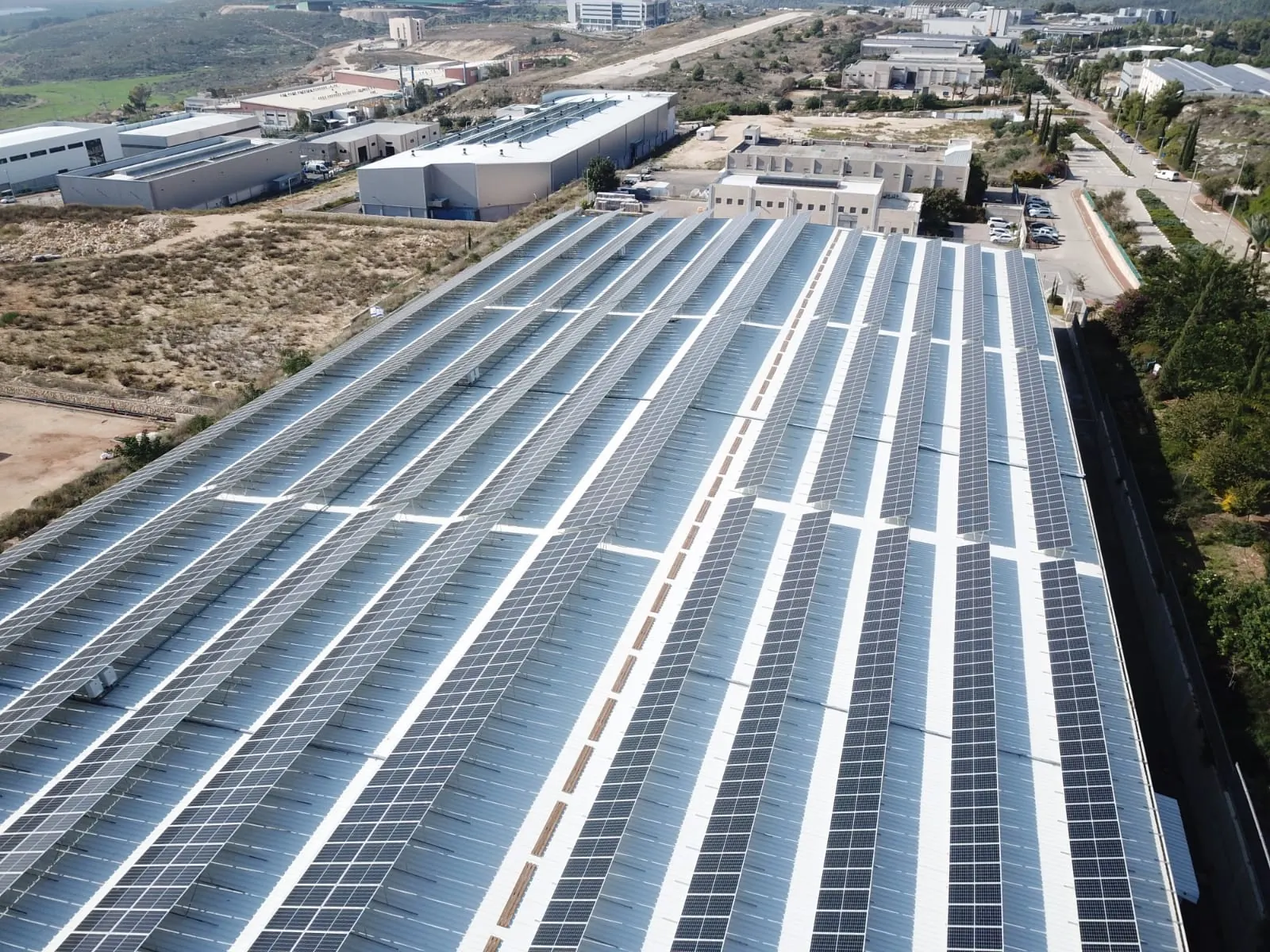 Impianto fotovoltaico sul tetto di un grande capannone industriale