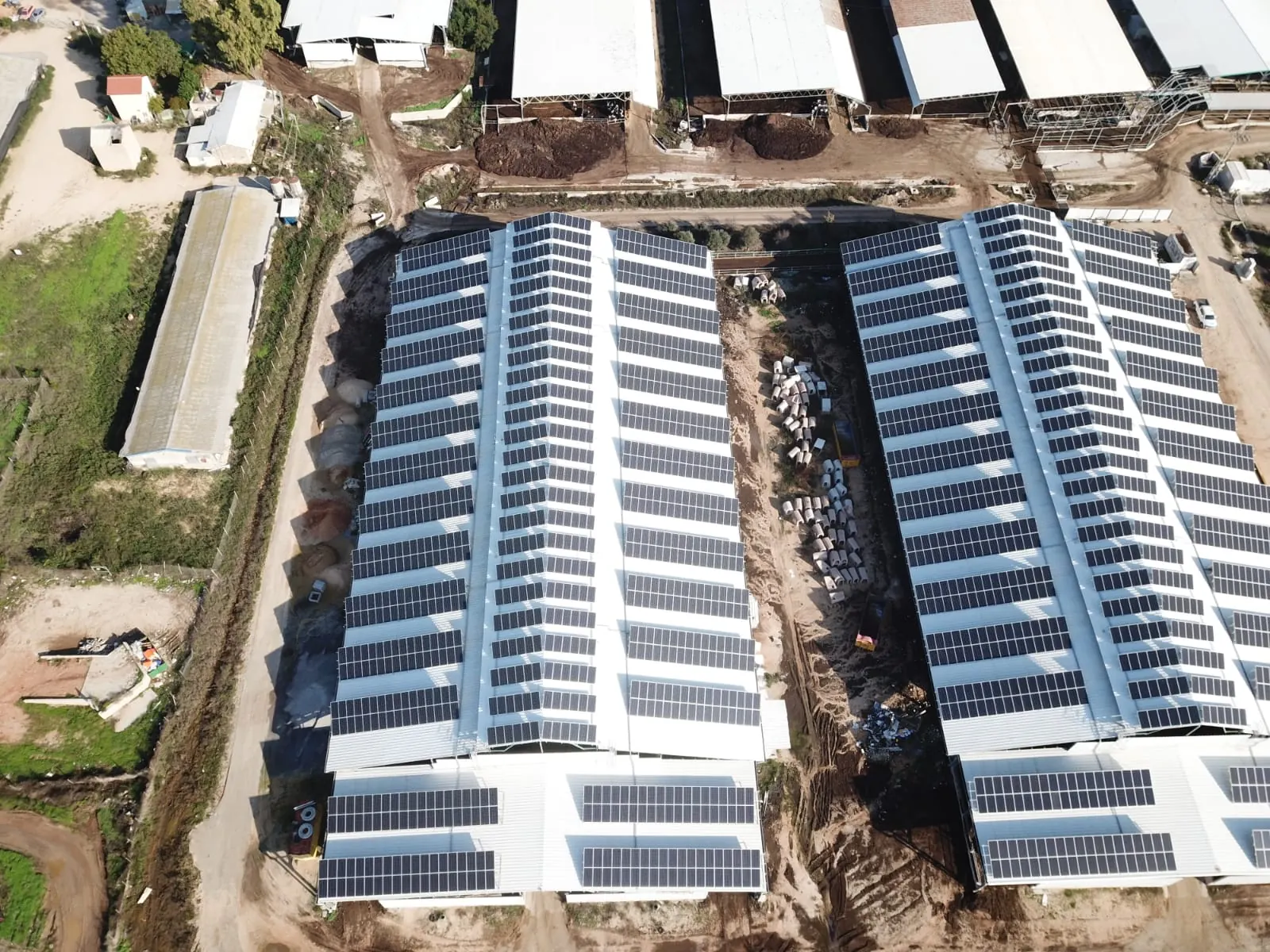 Due capannoni agricoli affiancati con impianto fotovoltaico