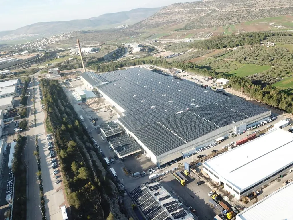 Grande copertura industriale con impianto fotovoltaico vista dall’alto