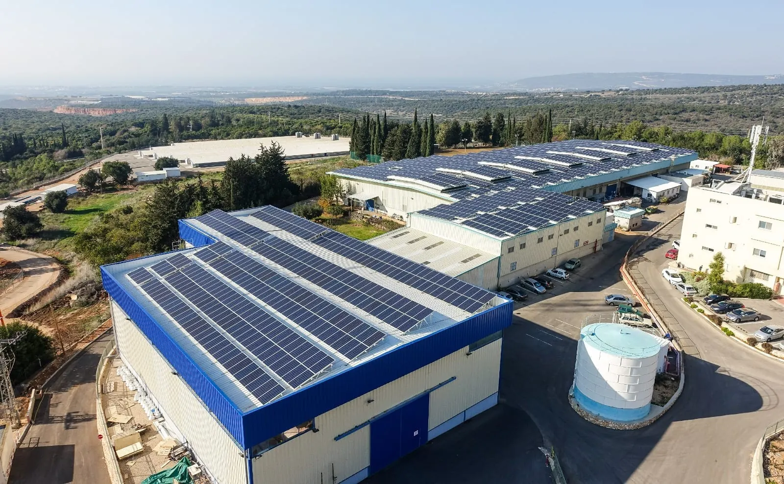 Capannone industriale con pannelli fotovoltaici sul tetto