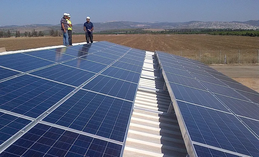 Tecnici durante un sopralluogo su un tetto con pannelli fotovoltaici