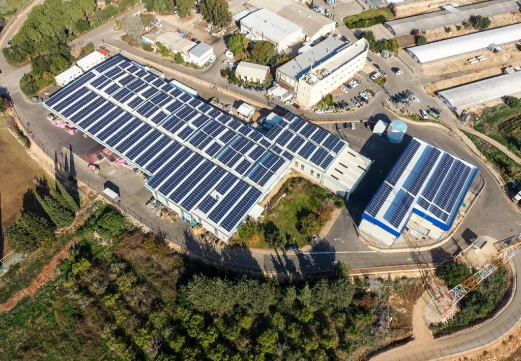 Stabilimento industriale con impianti fotovoltaici su più coperture
