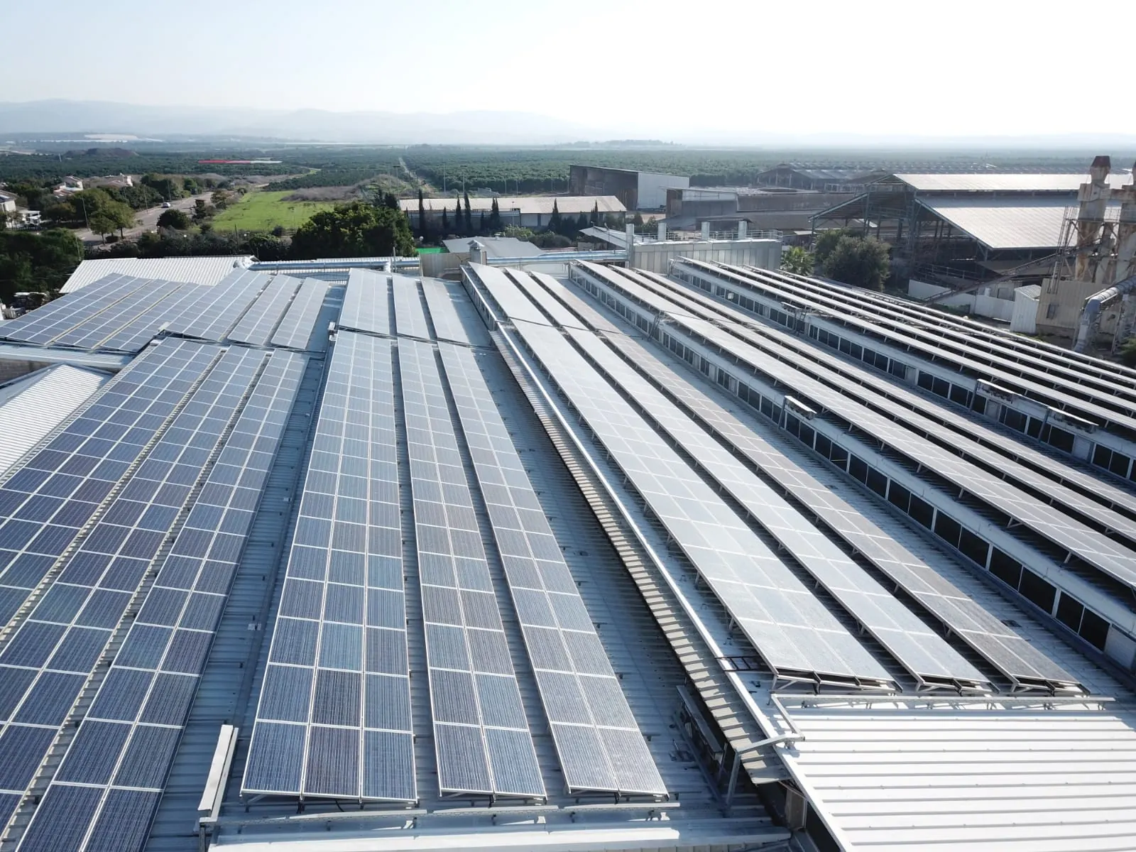 Impianto fotovoltaico su una grande copertura industriale a shed