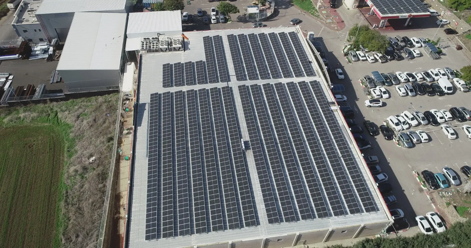 Magazzino logistico con il tetto coperto da moduli fotovoltaici