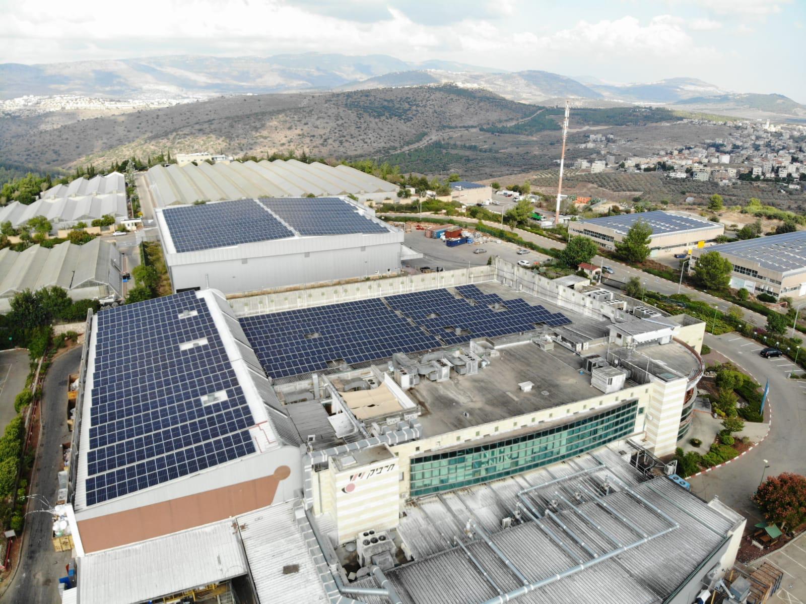 Pannelli fotovoltaici installati su tetto di capannone