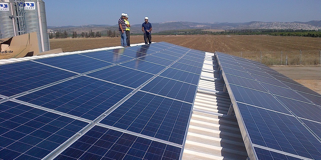 Impianto fotovoltaico installato sulla copertura di un capannone industriale